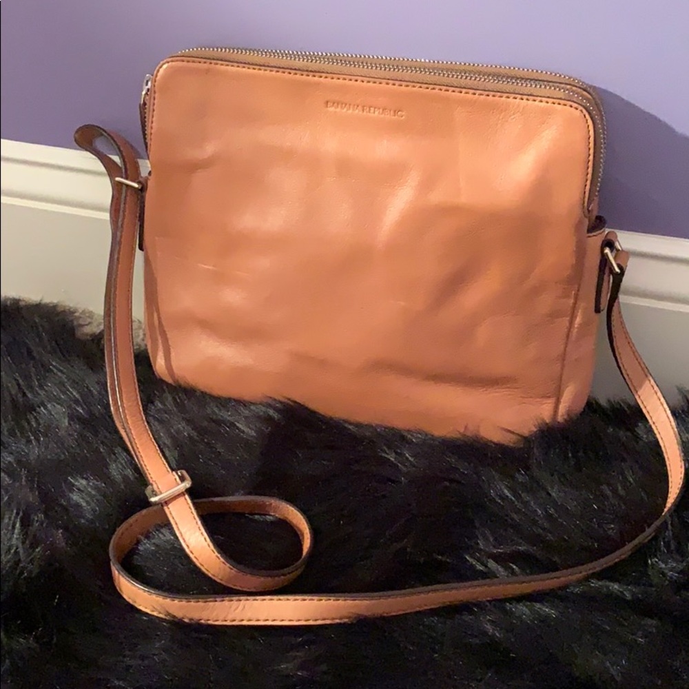 Banana Republic tan leather shoulder/crossbody